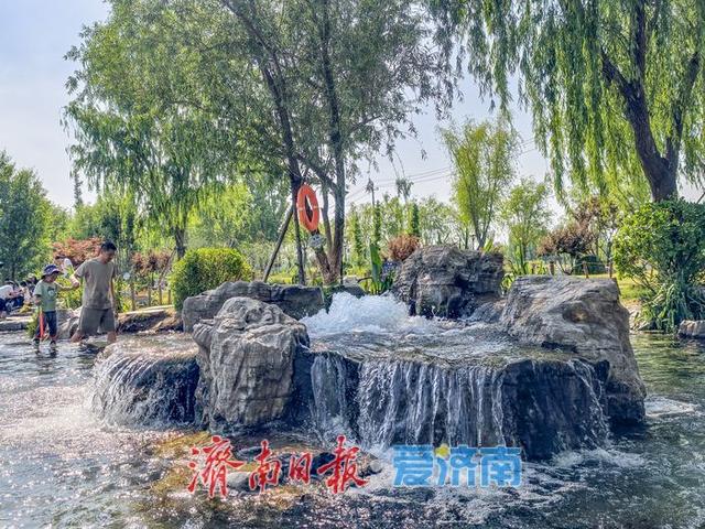 35℃热浪来袭，市民泉畔觅清凉