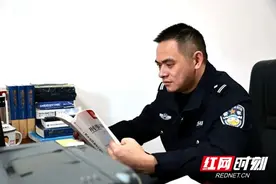 身边的榜样丨肖志飞：学无止境、学而为民的“律师”民警图片