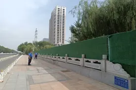 青岛西海岸新区辛安街道：管理规范化，施工围挡变“风景”图片