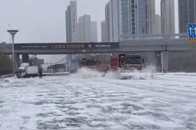 雪中保畅通、雪后保干净！哈尔滨累计出动清冰雪人员3.9万余人次图片