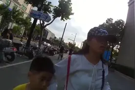 民警寻回丢失手机，印度小朋友热心归还图片