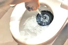 马桶“返水”房屋被泡，谁担责？图片
