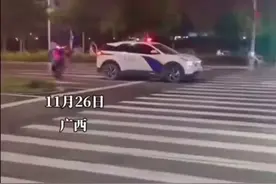 太嚣张！鬼火少年翘头骑行围着警车转圈，还在马路中间点了一挂鞭炮图片