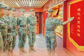 忠诚奋斗，锻造精兵劲旅（强军路上）图片