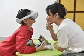浙大儿院尝试数字疗法 宁海孤独症儿童接受VR训练图片