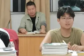 这所中学的家长参与学校坐班，营造共育和谐氛围图片