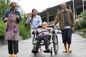 坟头捡来的孙女将112岁奶奶宠成小孩：她养我小，我陪她老图片