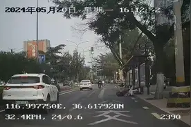 路遇市民骑车摔倒 热心乘客与公交驾驶员暖心相助图片