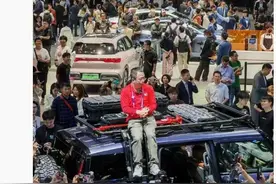 彻底“爆”了！周鸿祎北京车展爬上车顶，被称“最老车模”；雷军成“串门王”，看了比亚迪，还看了“蔚小理”图片