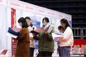北京：高校毕业生冬季求职热图片