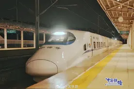 这趟动车组没有座椅！怎么回事？图片