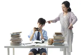闪电心灵愈站 | 15岁男孩迷上手机游戏 心理专家：家长要学会非暴力沟通图片