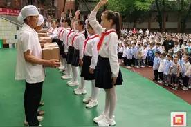 致敬“最美劳动者”！塘坎上小学开展“五一”主题活动图片