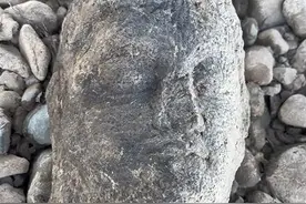 男子在龙门石窟附近的河边钓鱼捡到佛头，文物部门：已经送到龙门石窟研究院，正在鉴定图片