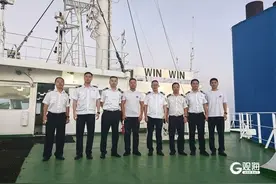 满载30万吨原油大船主机失控，青岛引航站启动应急预案最终使其成功靠泊图片