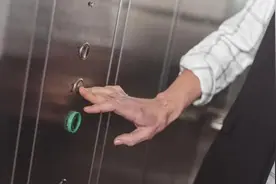 挡电梯门还重物超载？法院判照价赔！图片