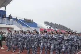 燃！山东旅游职业学院2023级新生开学典礼暨军训总结表彰大会举行图片