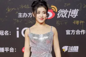 原来运动员红毯能美成这样图片