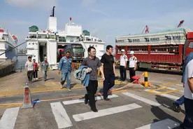 灾后重建 近5000人抵达海南岛援助图片