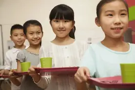 我在学校门口遇到了一位给孩子送饭的妈妈……图片