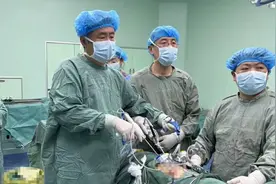 龙口市中医医院腹腔镜下肾上腺肿瘤切除术 解决患者血压难题图片