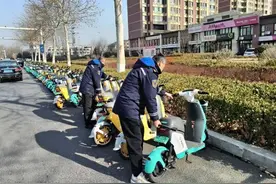 城阳巴士驾驶员的暖心“副业”：整理共享单车图片