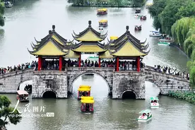 江苏扬州：瘦西湖游人如织图片
