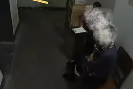 热闻|外卖员坐电梯要花1块钱？网友：长这么大第一次听到电梯收费图片