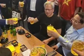 黄仁勋现身河内酒吧街，与越南总理互倒啤酒敬酒，将收购当地公司建AI研究中心，大排档爱好者吃遍多地街头美食图片
