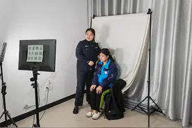五一长假第一天，湖北谷城公安为学生及家长开展户政专场服务图片