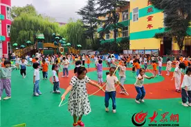 花样跳绳 活力未来——潍坊诸城市实验文化路园组织开展户外跳绳活动图片