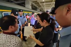 现场直击：男子骑行撞残行人后转移财产 坐16小时硬座回京在车站被抓图片