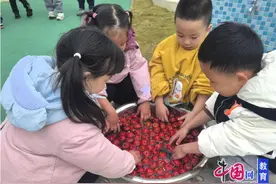 知传统，品酸甜 天府新区精工东路幼儿园探“蜜”糖葫芦图片