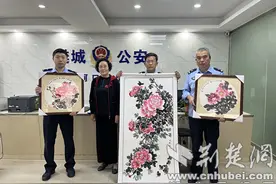 民警帮忙找回失物 七旬老人作画致谢图片