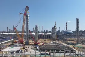 32天完成5台千吨级塔器吊装 中沙古雷乙烯项目建设提速推进图片