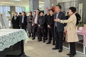 成都市副市长王乾一行调研锦江成人夜校工作图片