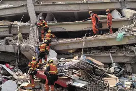 中国救援队联合中国香港特区救援队在缅甸曼德勒天空公寓联合搜救 共出动24人图片
