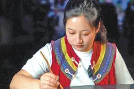 笔下线条流淌  髹饰独具匠心（工匠绝活）图片