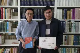 无偿捐书、乡村支教，潍坊作家让“潍坊故事”走进图书馆图片