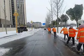 漯河：全力清雪防冰冻 雪停路净保出行图片