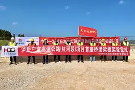 泸丘广富高速公路（红河段）首座桥梁梁板架设完成图片