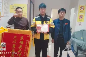 男子刺骨冰水中挣扎危在旦夕，19岁学生跃下救人后默默离开，继续送餐……图片