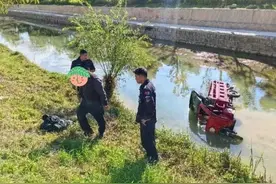 吃瓜群众连人带车掉入河里，民警秒救援图片