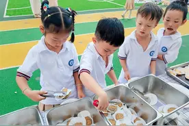 小朋友在操场上露营，一起品尝秋日美食图片