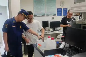 北京市各区消防救援部门走进高校实验室，开展消防安全检查图片