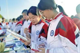 阅旧书 获新知 让青少年尽享“淘书”之乐图片