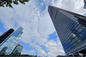 又一场秋雨即将登场，新一股冷空气已在路上！上海网红草坪一夜之间变黄？官方回应图片