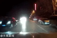 不做马路“远光党”｜安全出行常识图片