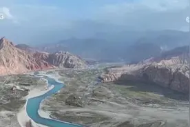 沿着河湖看新疆图片
