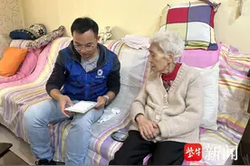 暖心！这位网格员上门教老人“玩手机”图片